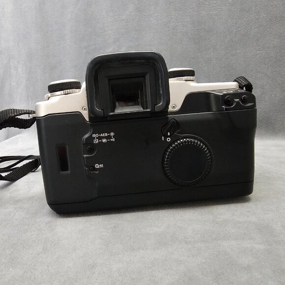 Canon EOS ELAN II 35mm Film Camera with Canon 28mm-80mm zoom lens B1-28 - Picture 2 of 6